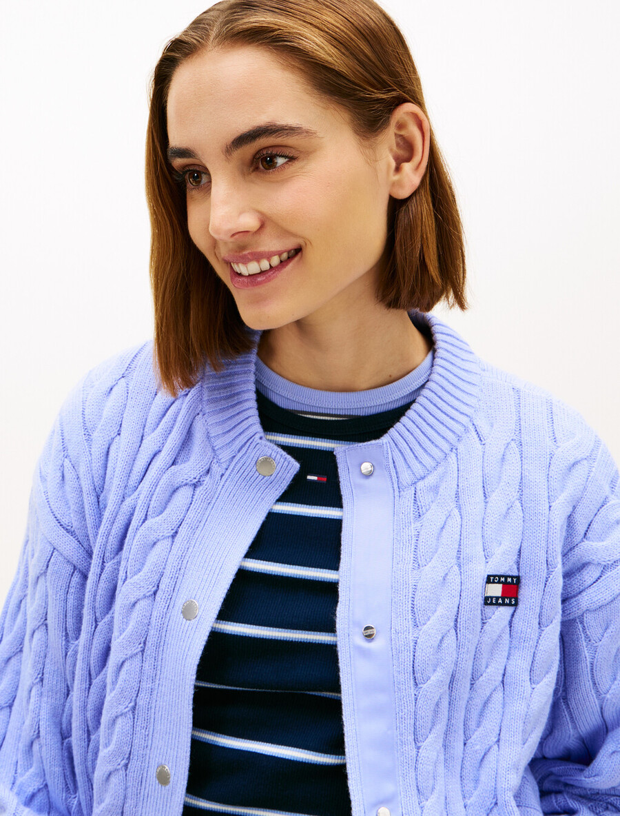 strickjacke mit flaggenabzeichen