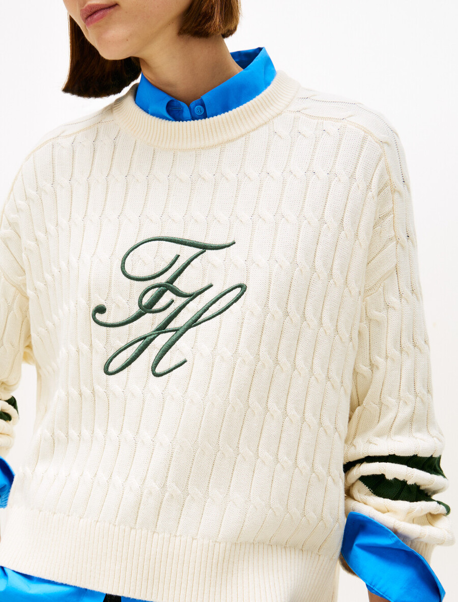 logo-stickerei lässiger zopfstrickpullover