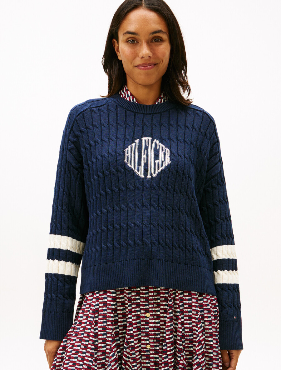 logo-stickerei lässiger zopfstrickpullover