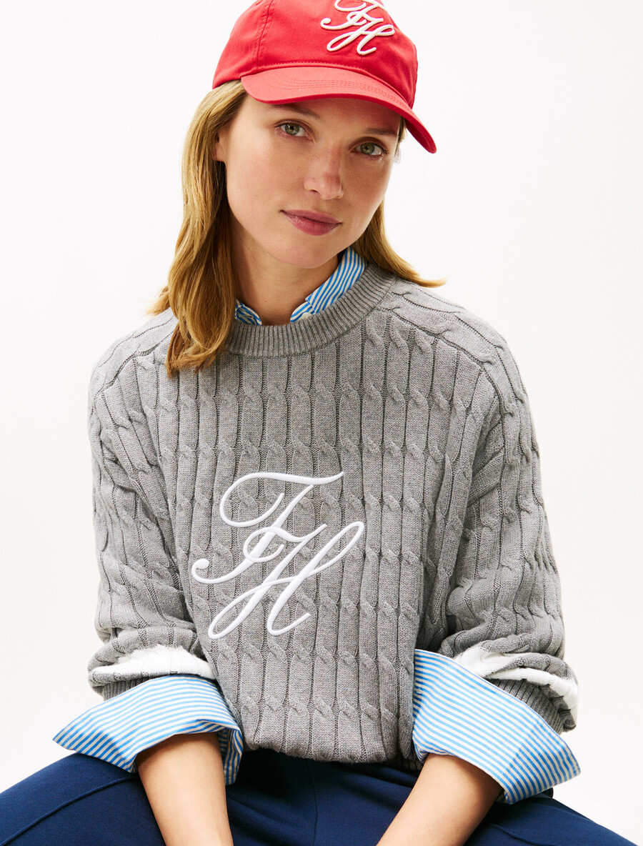 logo-stickerei lässiger zopfstrickpullover