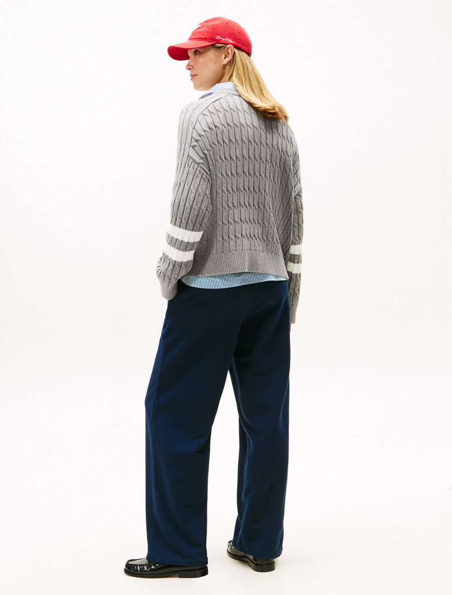 logo-stickerei lässiger zopfstrickpullover