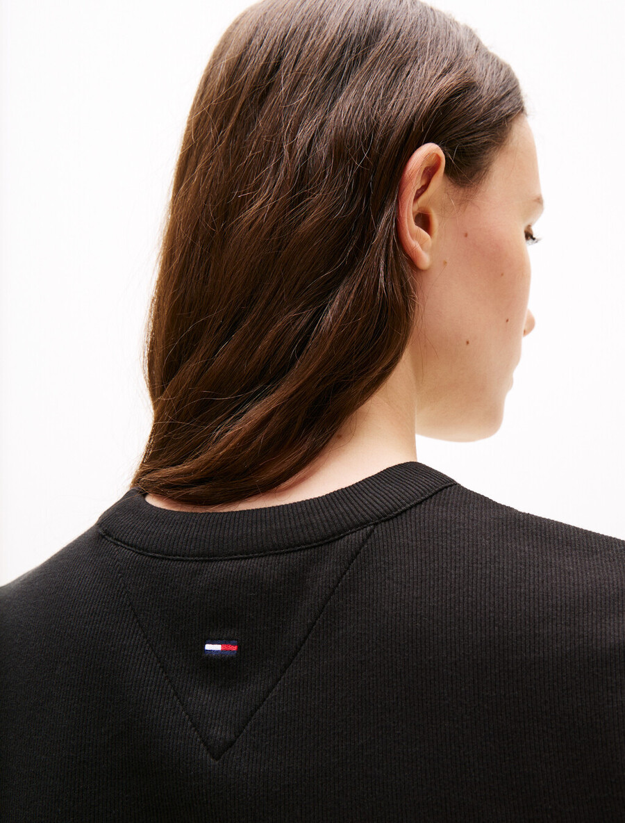 minikleid aus rippstrick mit logo und schriftzug