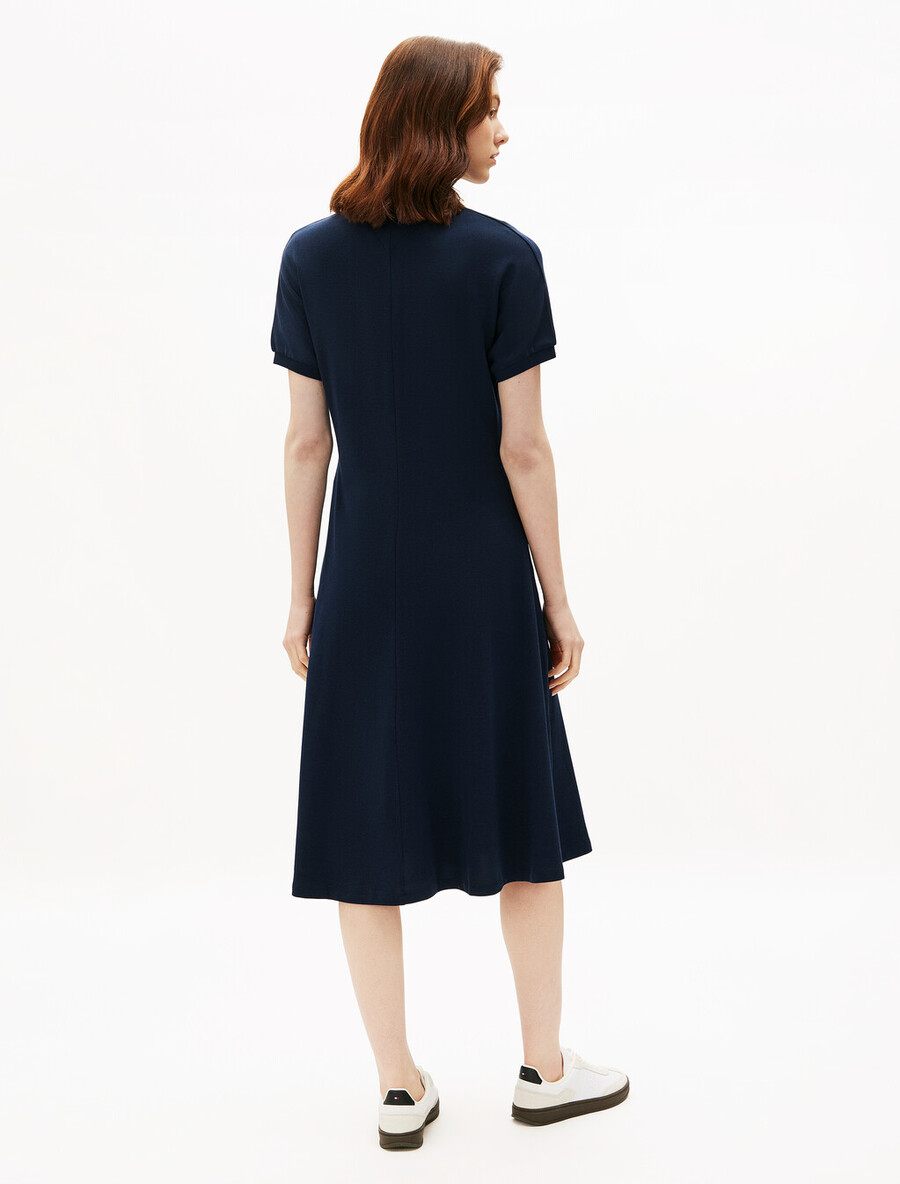 asia fit lyocell midikleid mit offenem halsausschnitt
