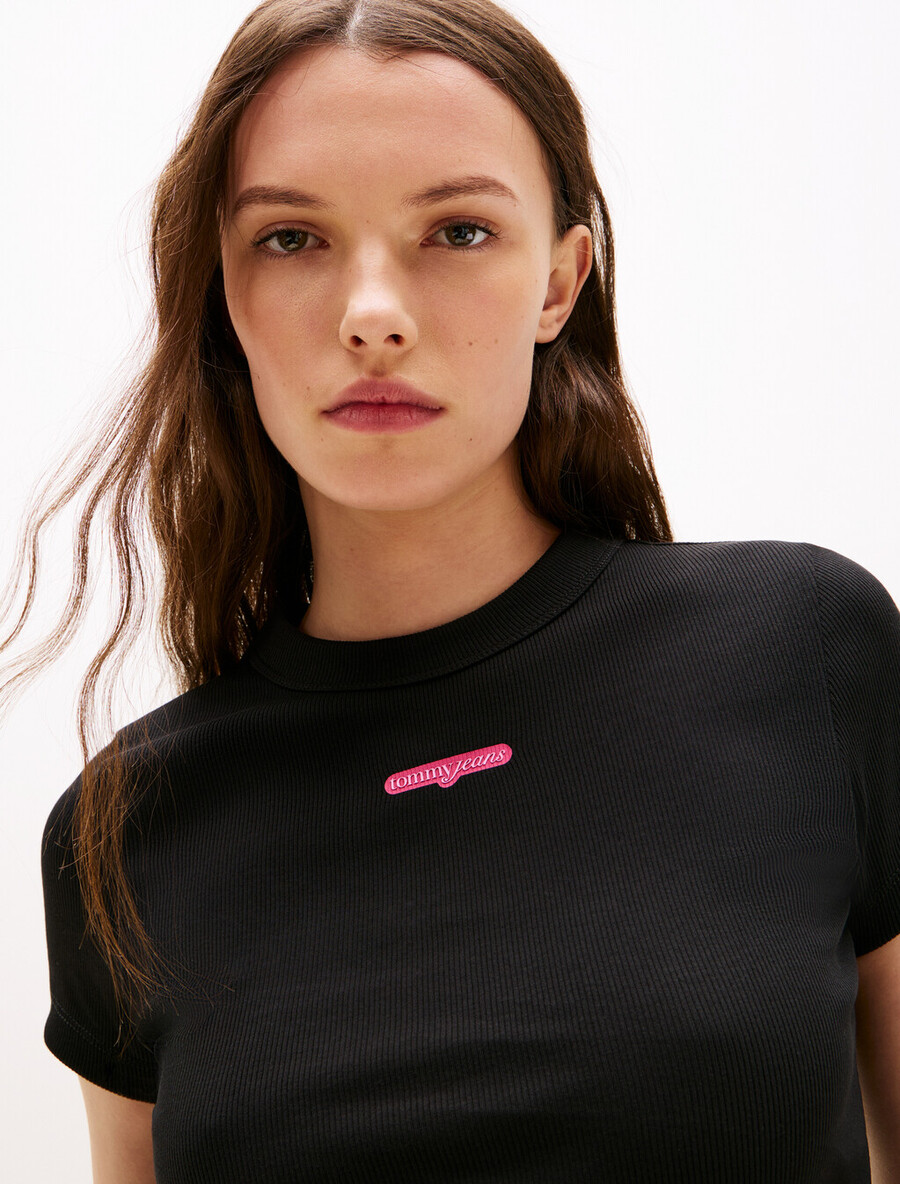 t-shirt mit geripptem strickmuster und schriftzug