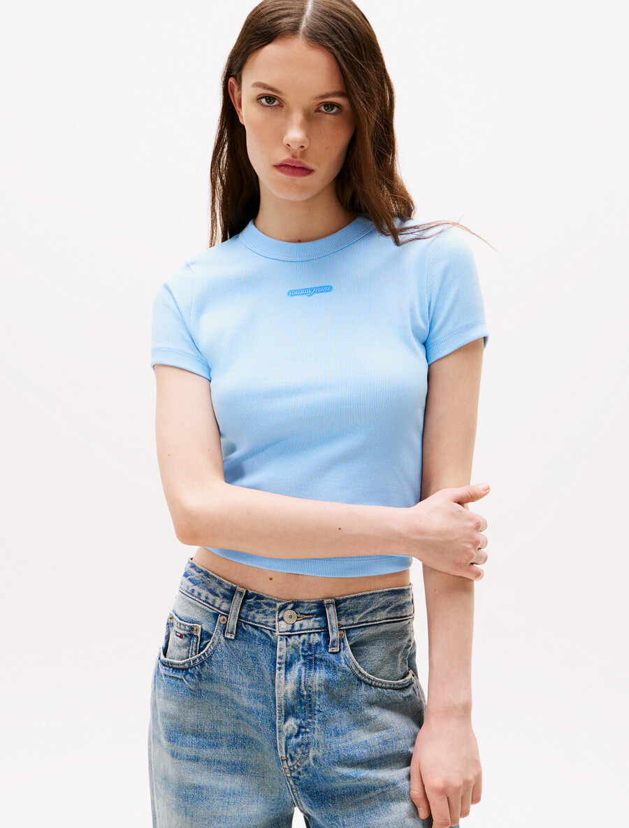 t-shirt mit geripptem strickmuster und schriftzug