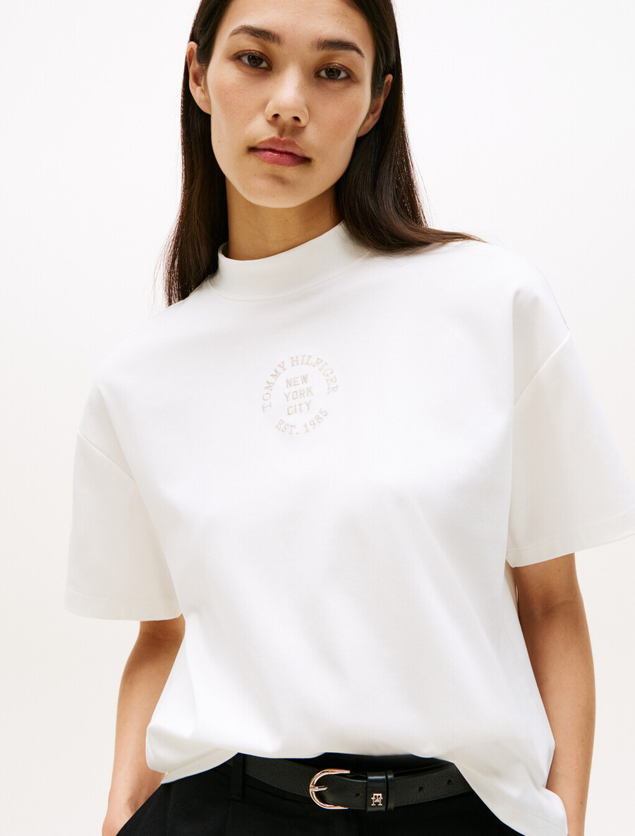 t-shirt mit stempelprint und lockerem stehkragen