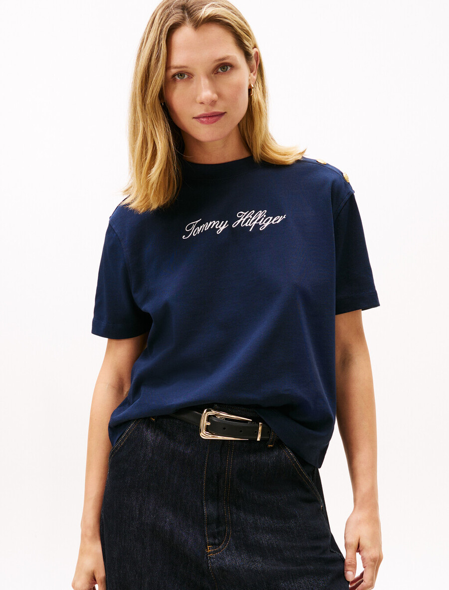 lässiges t-shirt mit goldfarbenem knopf und logostickerei