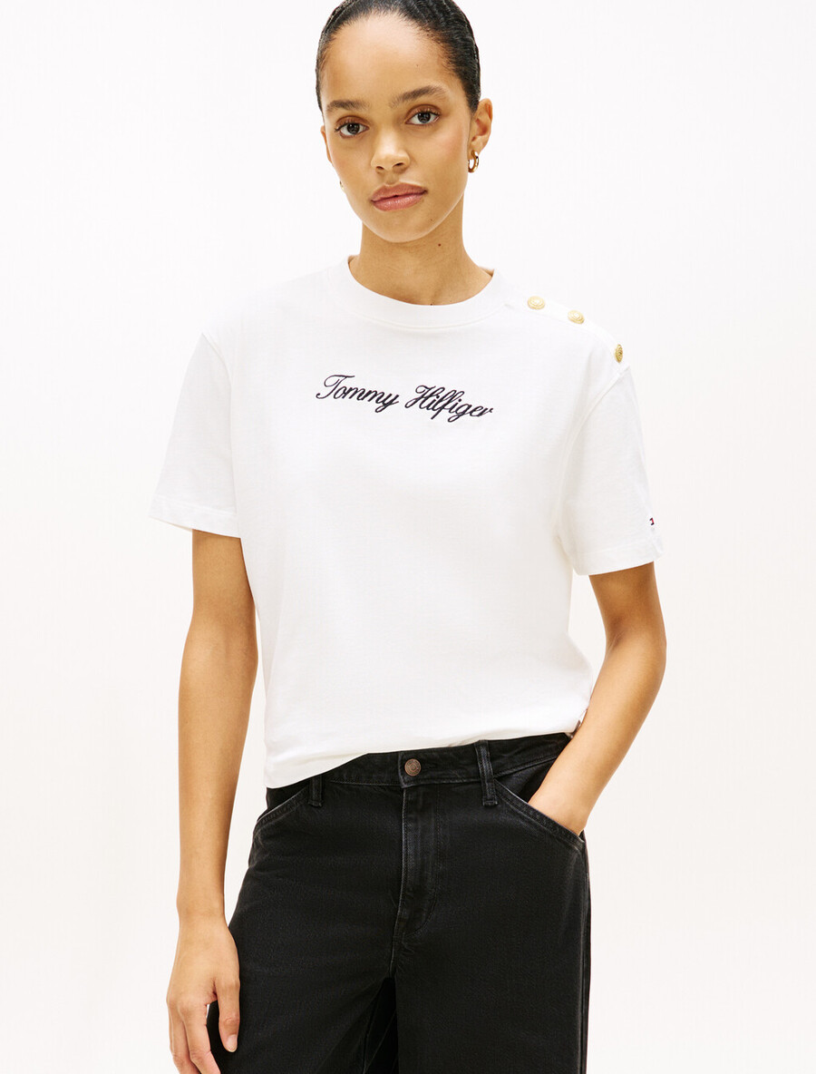 lässiges t-shirt mit goldfarbenem knopf und logostickerei