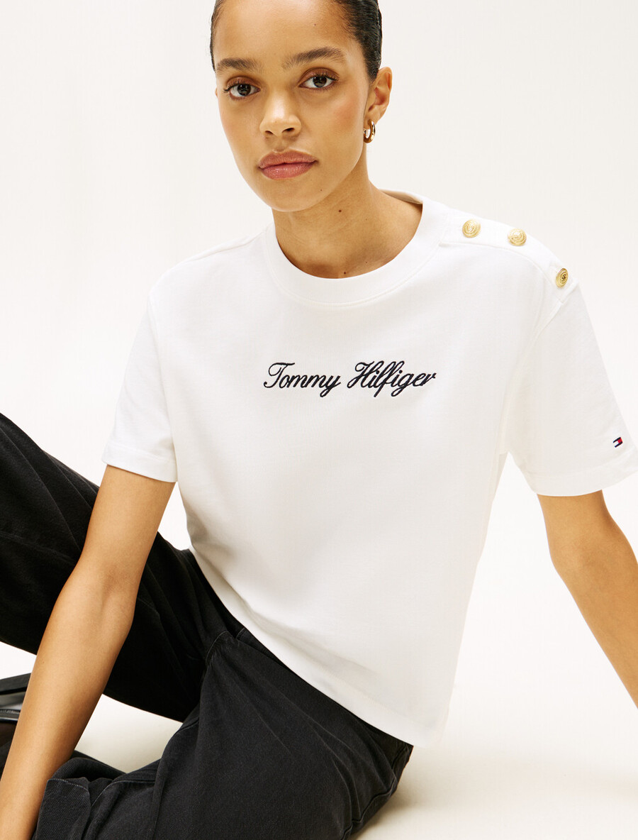 lässiges t-shirt mit goldfarbenem knopf und logostickerei