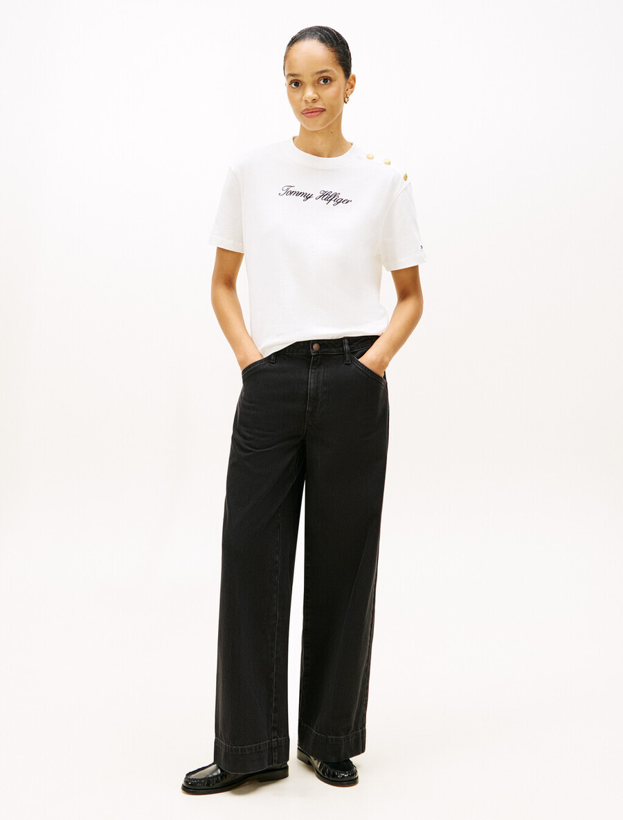 lässiges t-shirt mit goldfarbenem knopf und logostickerei