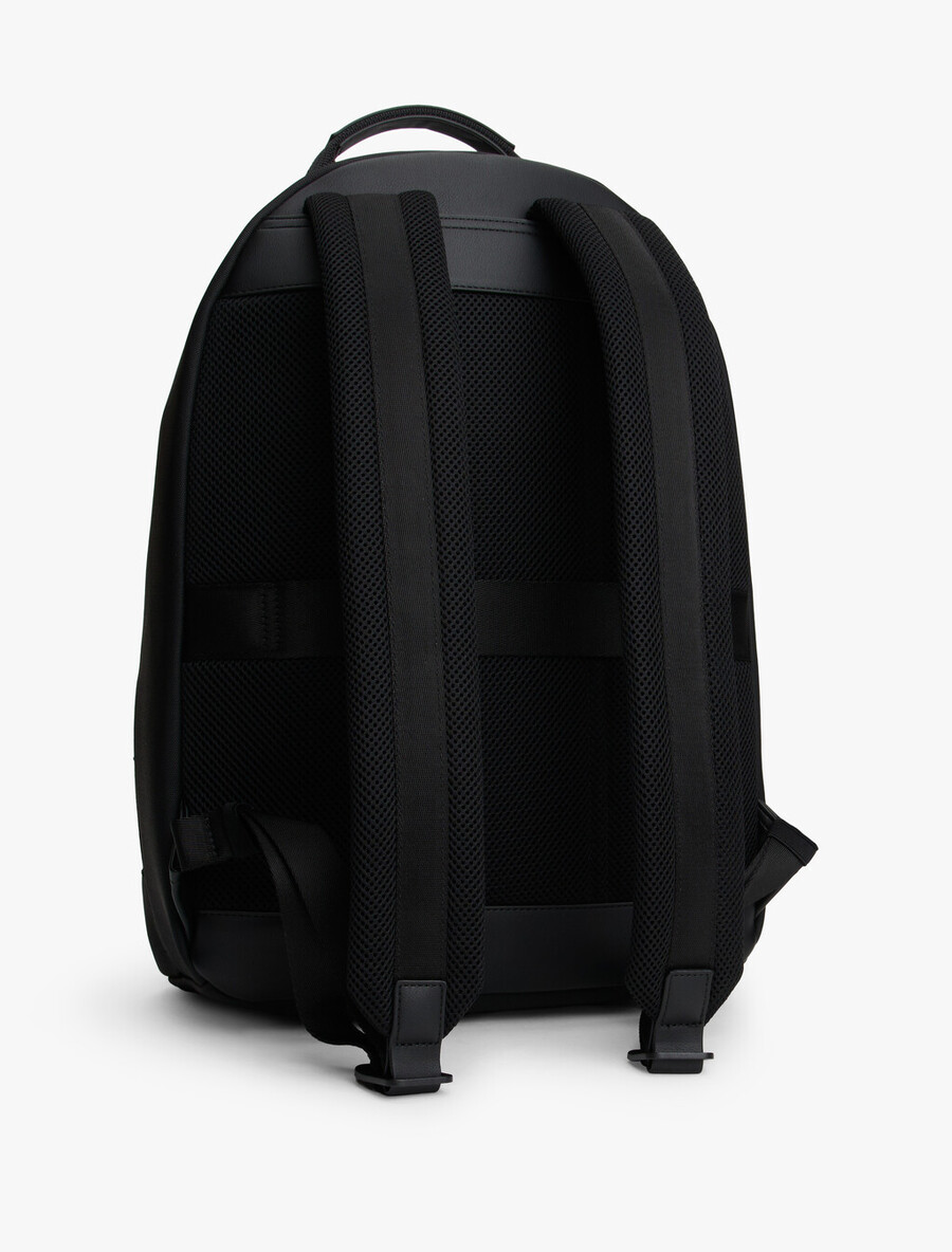 rucksack mit metalllogo