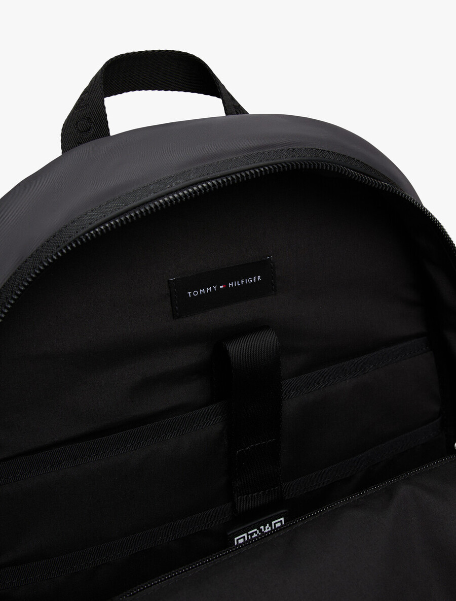 rucksack mit textillogo-patch und kuppelform