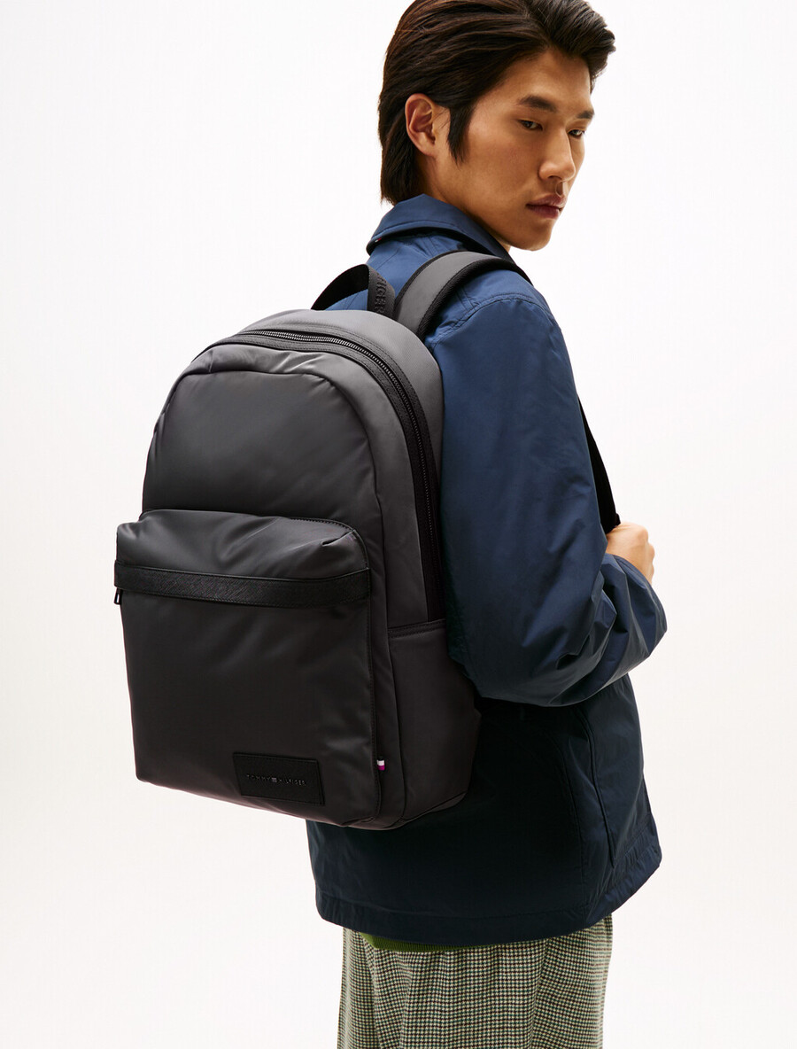 rucksack mit textillogo-patch und kuppelform