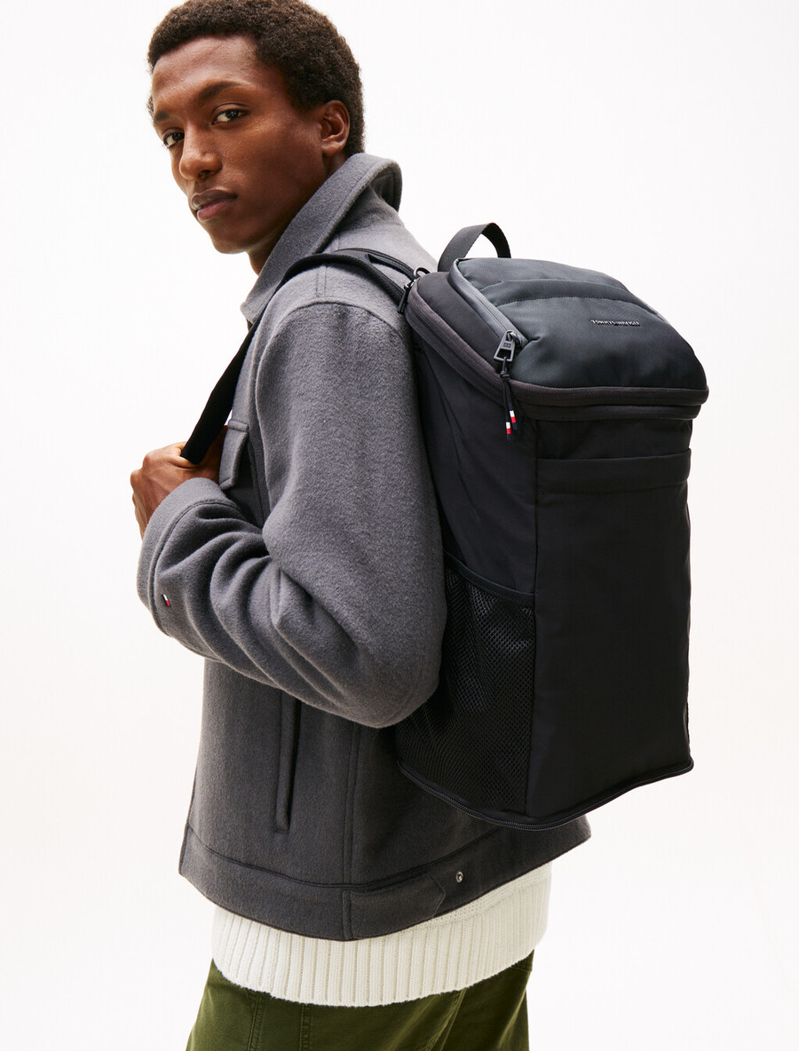 faltbarer rucksack mit textillogo