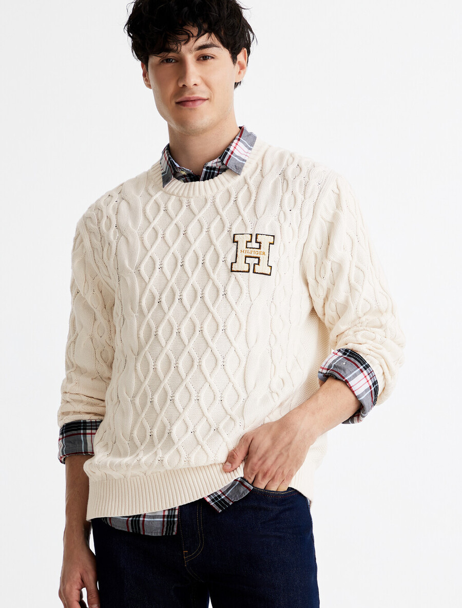 zopfmuster-strickpullover mit letterman-applikationen