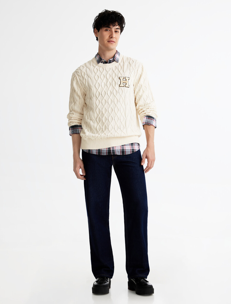 zopfmuster-strickpullover mit letterman-applikationen
