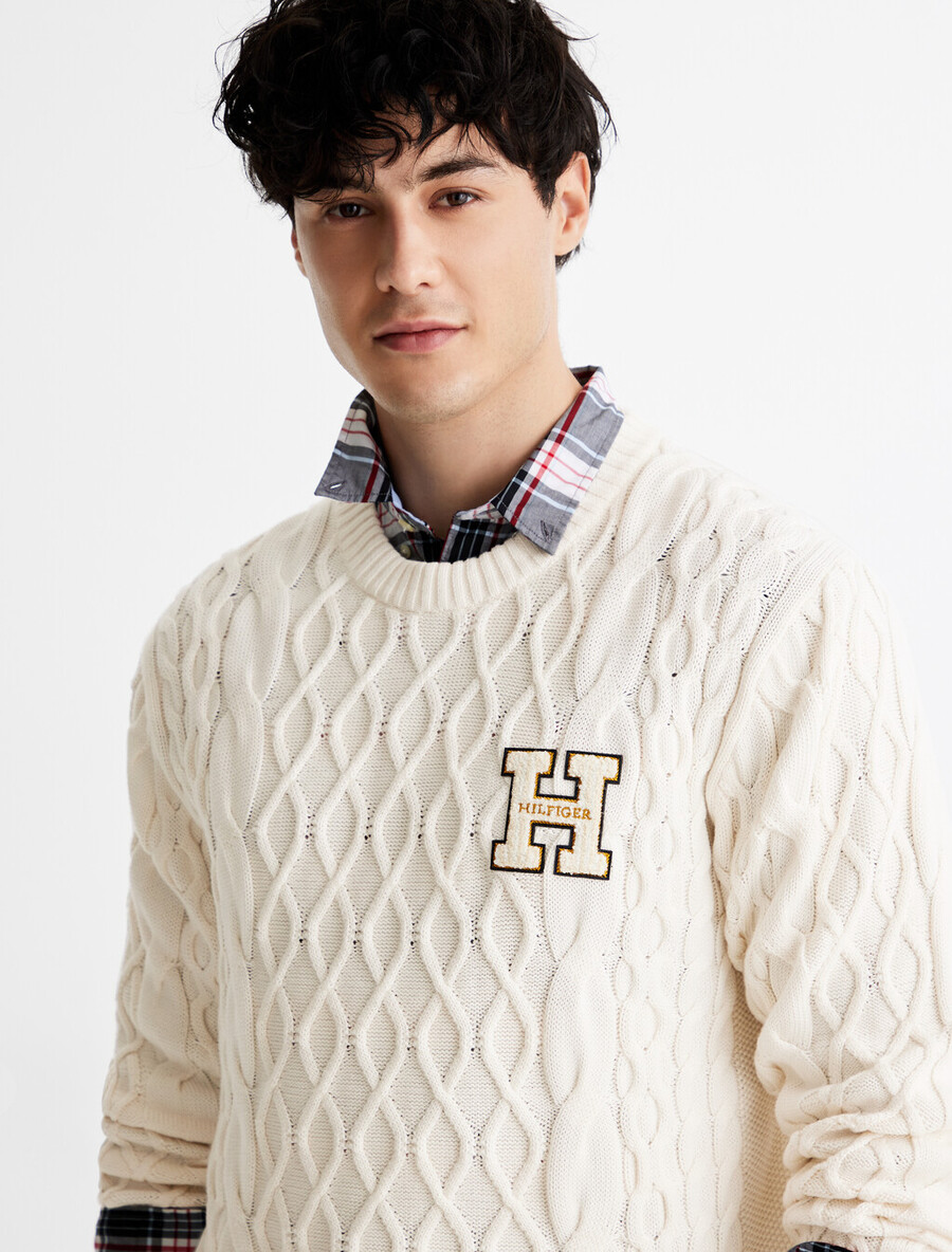 zopfmuster-strickpullover mit letterman-applikationen