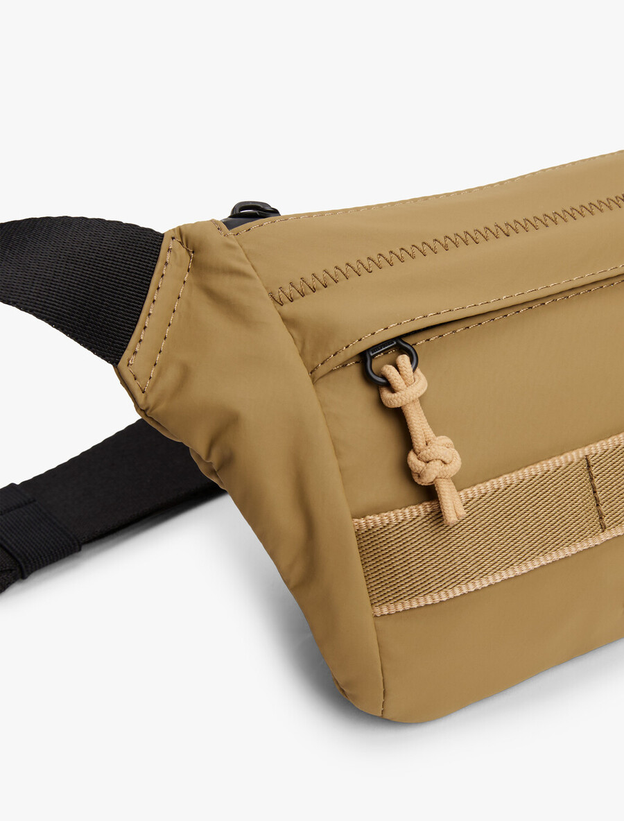 bauchtasche mit strukturierter logo-oberfläche