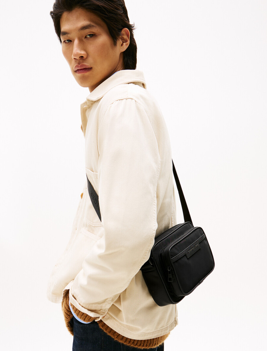 crossbody-reportertasche mit metalllogo