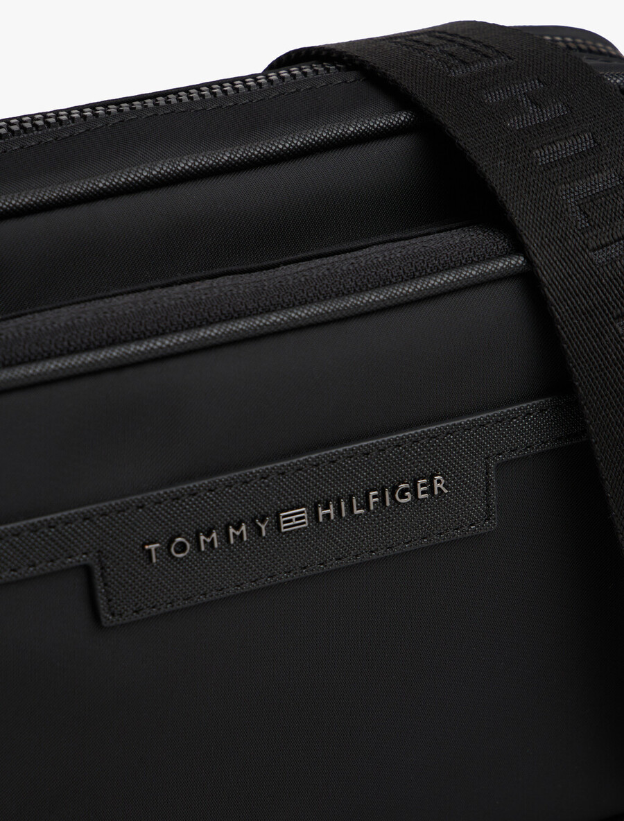 crossbody-reportertasche mit metalllogo