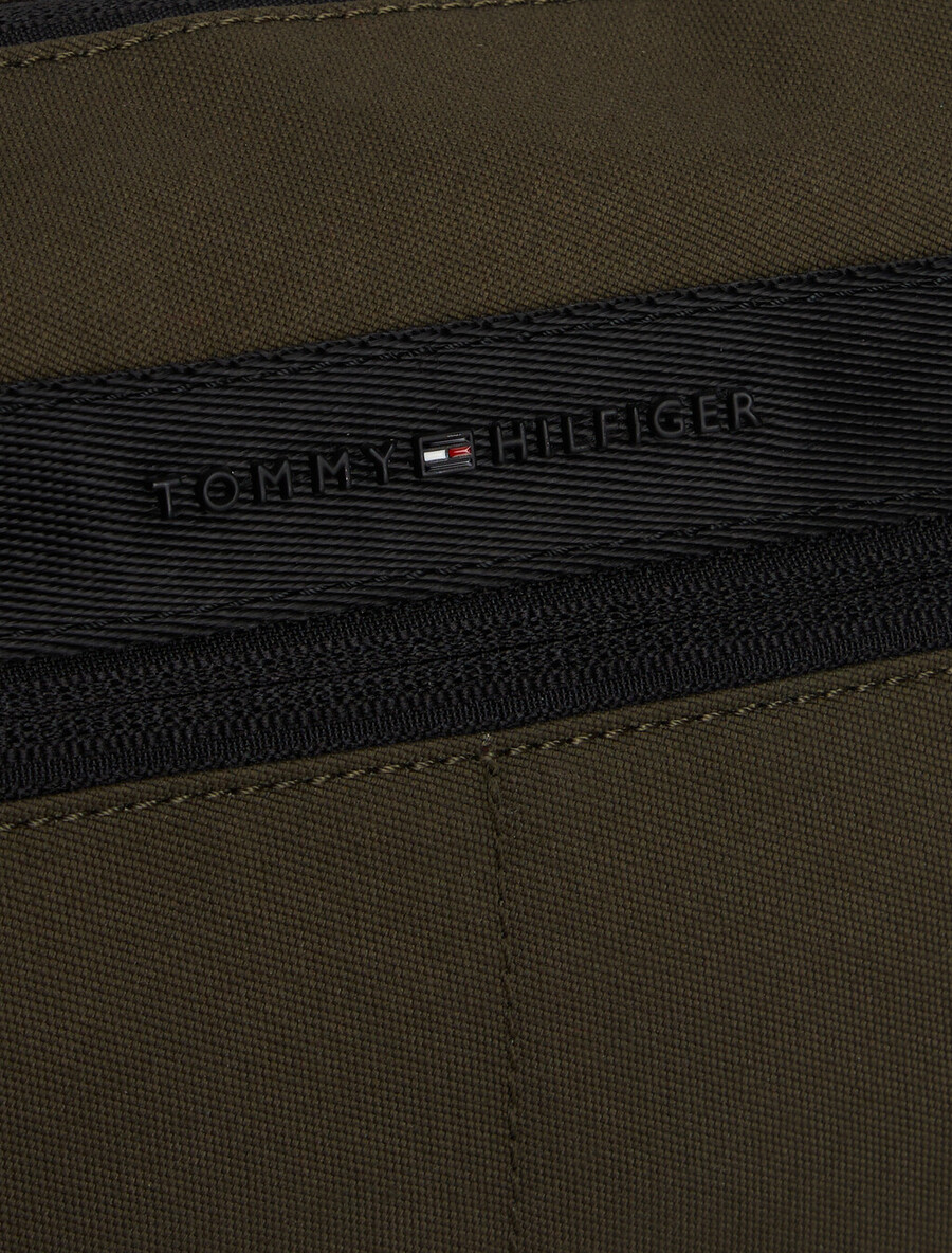 umhängetasche mit metalllogo