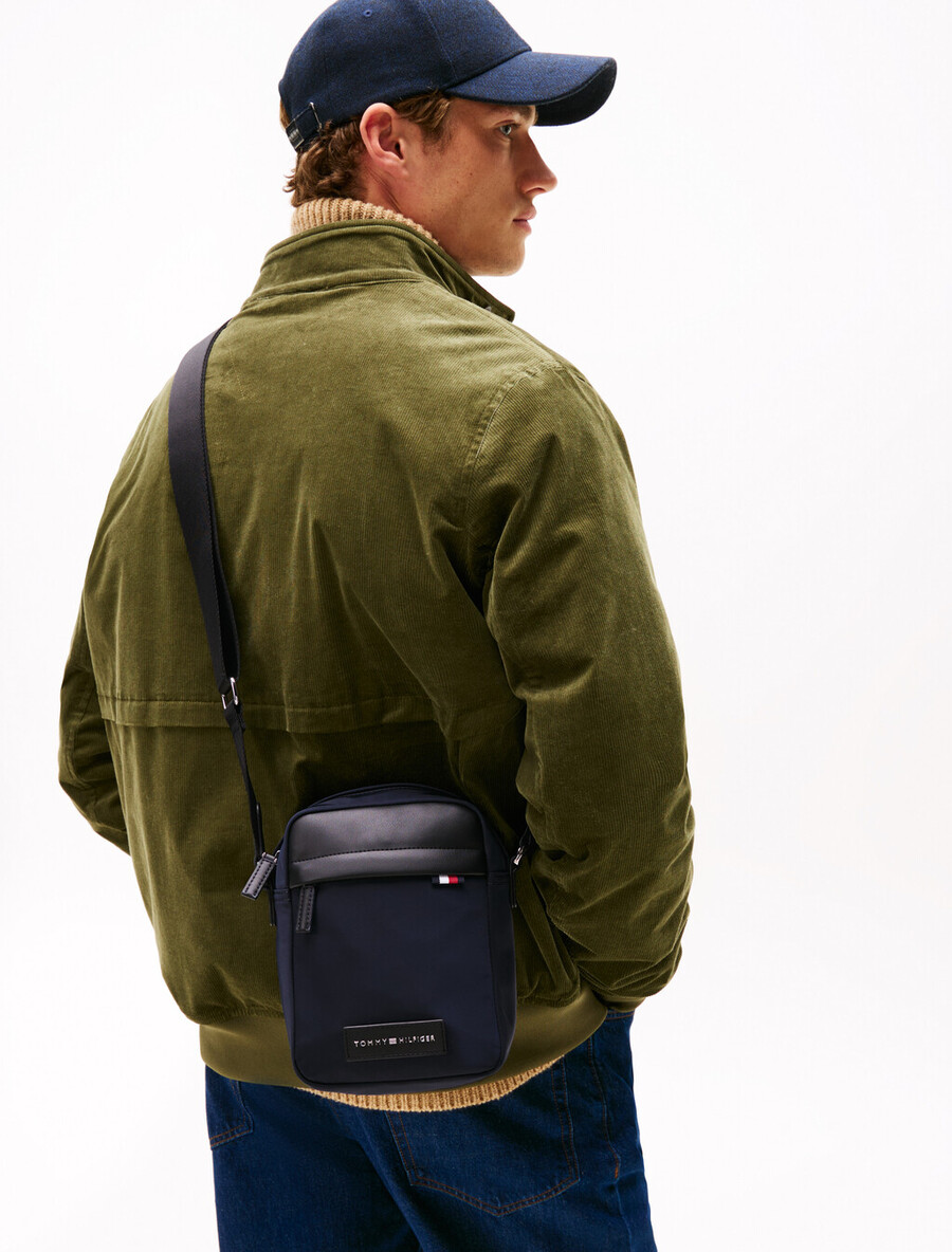 reportertasche mit logo-patch umhängetasche