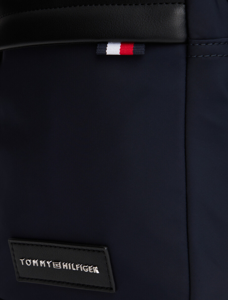reportertasche mit logo-patch umhängetasche