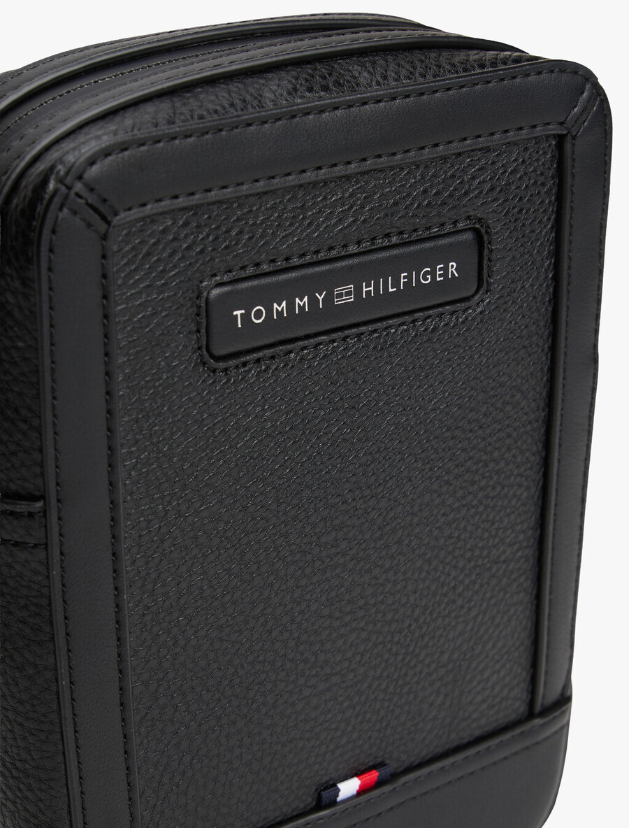 pebble grain logo crossbody reportertasche