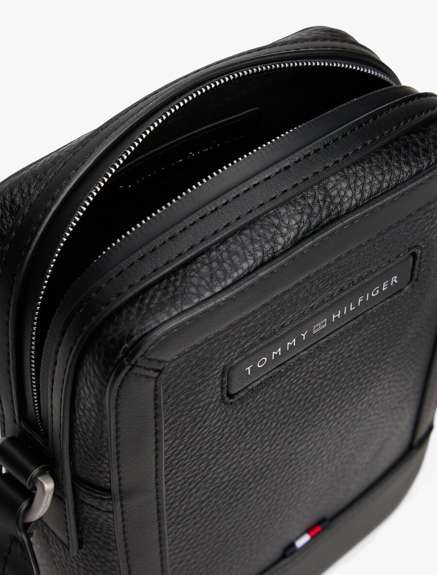 pebble grain logo crossbody reportertasche