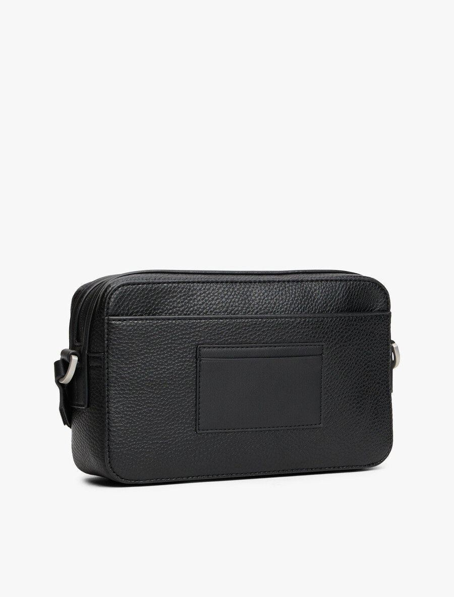 pebble grain logo crossbody reportertasche