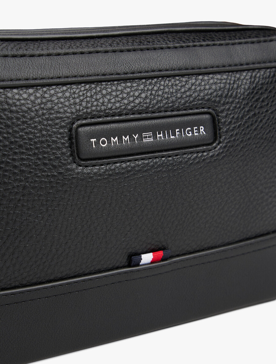 pebble grain logo crossbody reportertasche