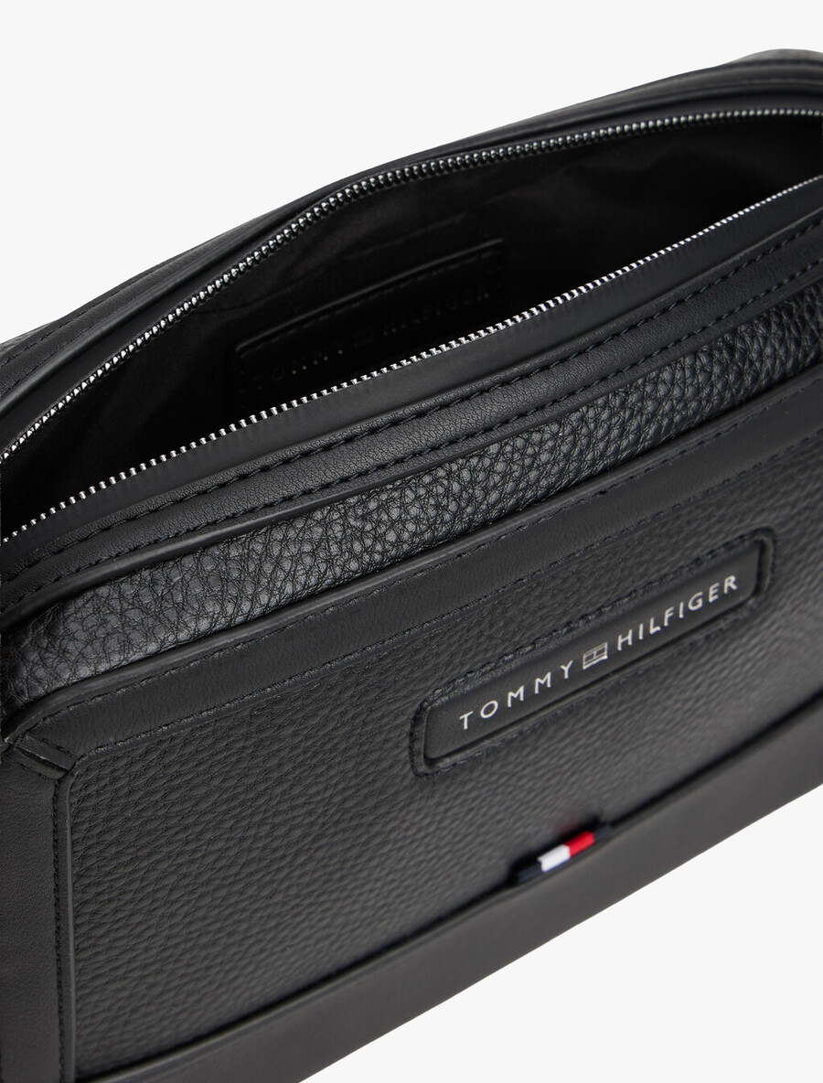 pebble grain logo crossbody reportertasche