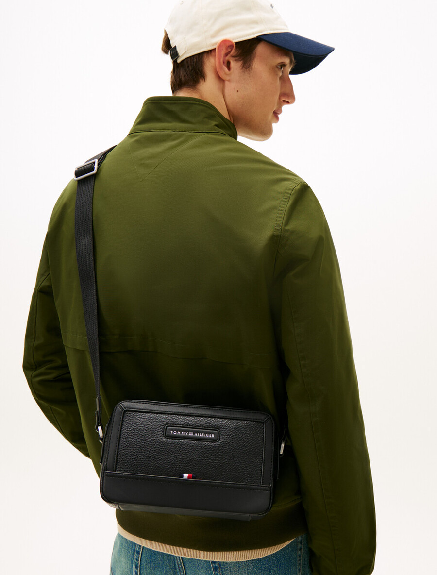 pebble grain logo crossbody reportertasche