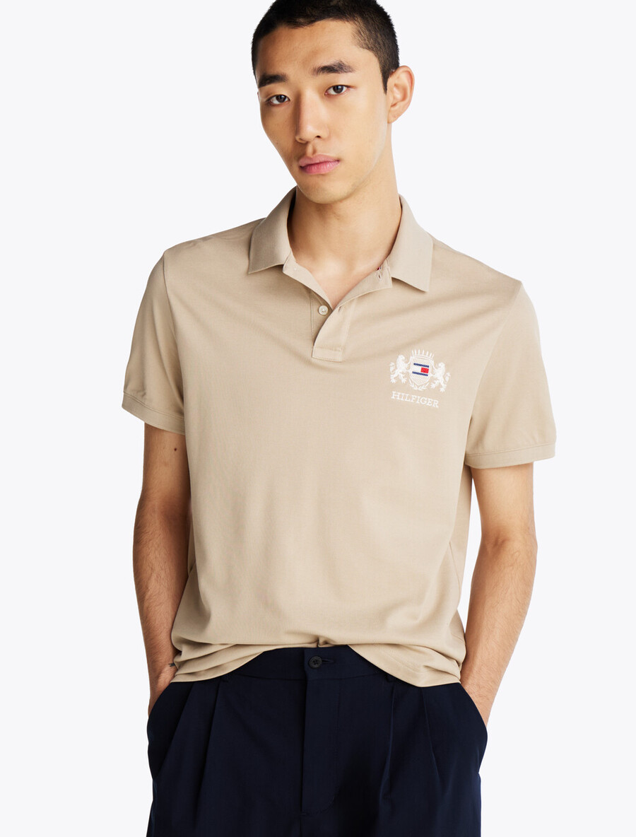 poloshirt mit logostickerei in regulärer passform