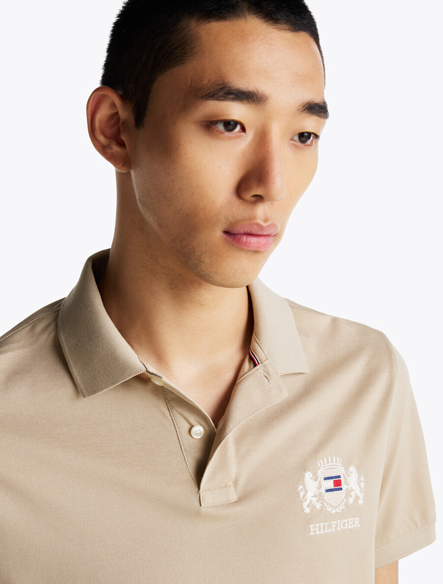 poloshirt mit logostickerei in regulärer passform