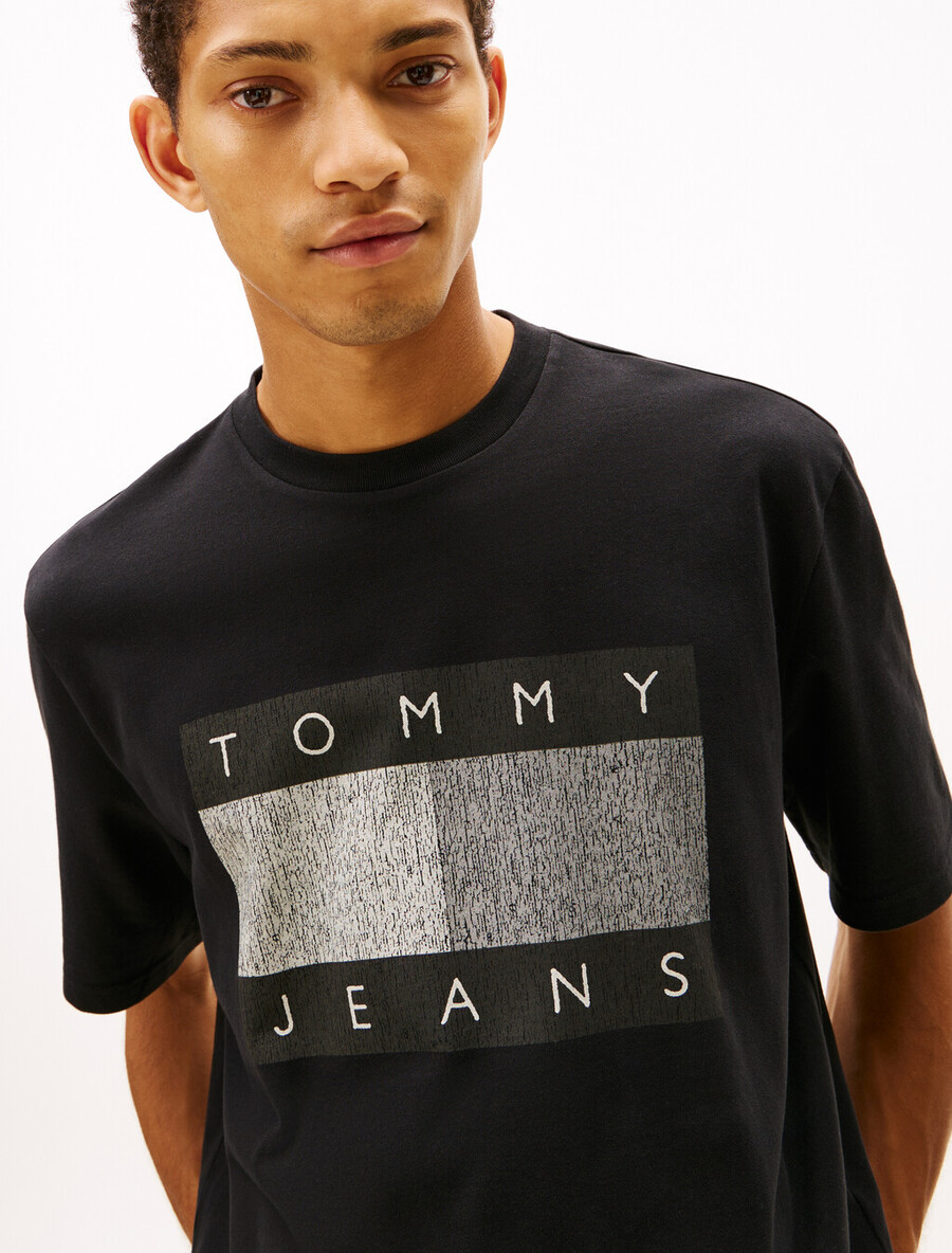 t-shirt mit flaggen-aufdruck im 90er-jahre-stil
