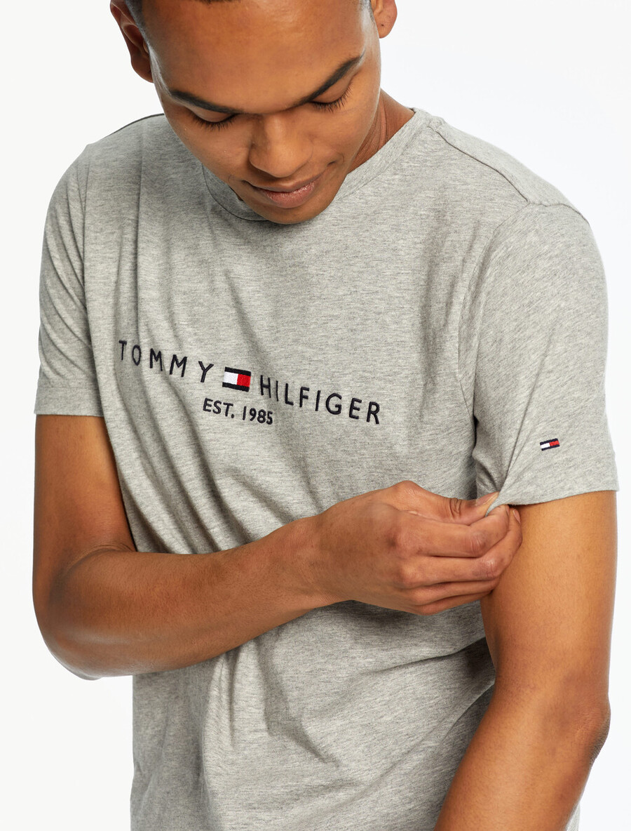 t-shirt mit logo aus bio-baumwolle