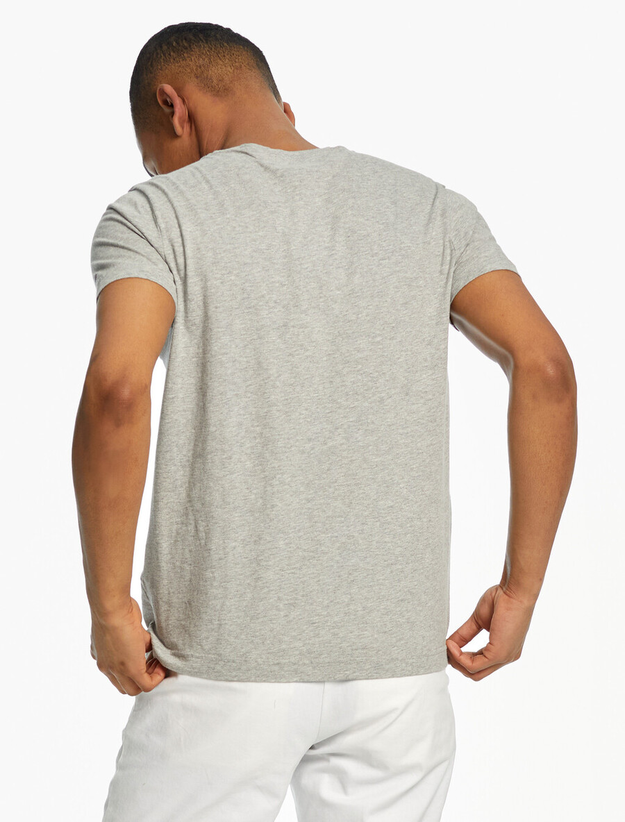 t-shirt mit logo aus bio-baumwolle