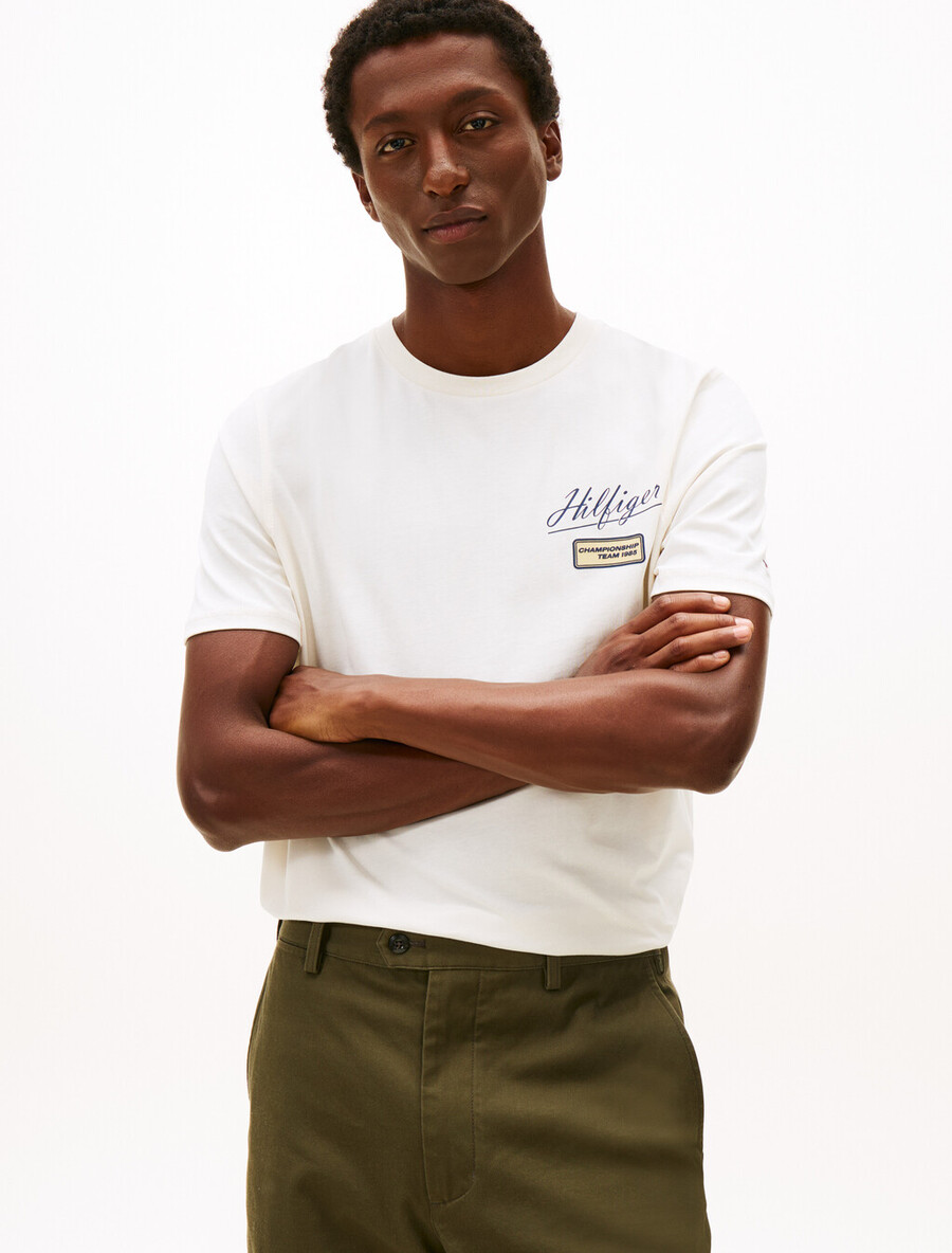 t-shirt mit strukturiertem logo und rundhalsausschnitt