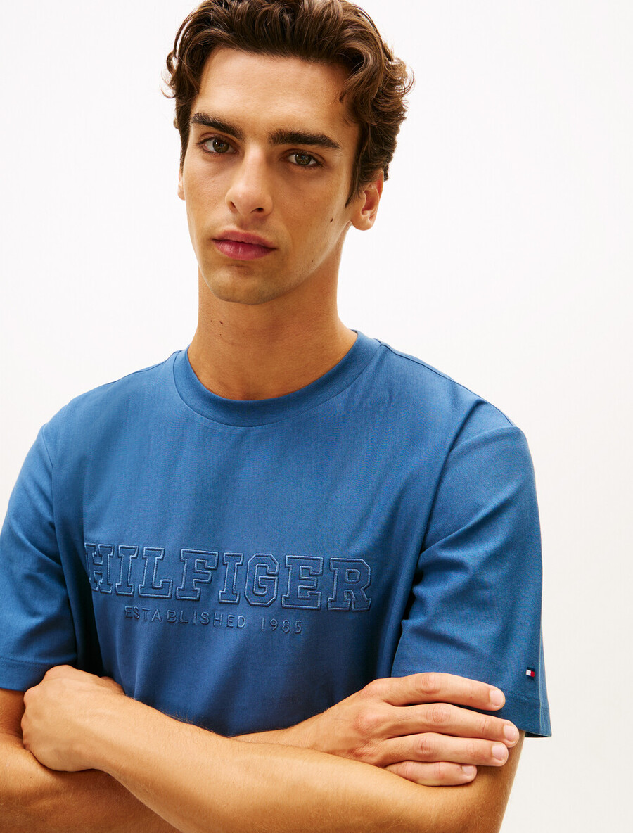 t-shirt mit logostickerei und lockerem rundhalsausschnitt
