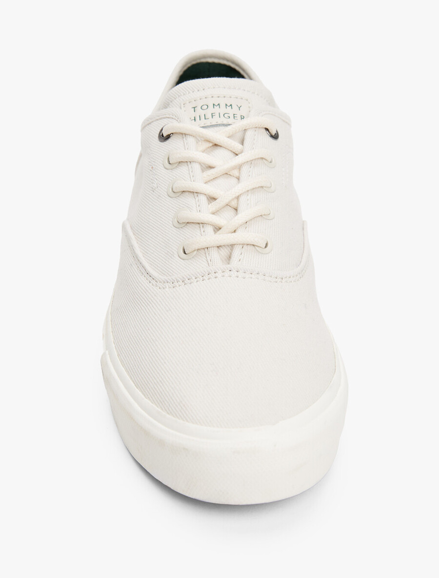 canvas-sneaker mit geprägtem logo