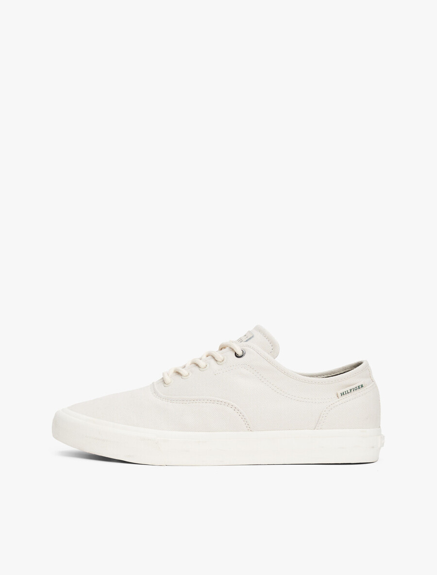 canvas-sneaker mit geprägtem logo