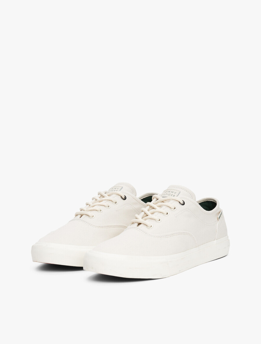 canvas-sneaker mit geprägtem logo