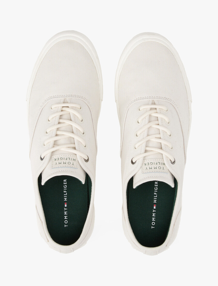 canvas-sneaker mit geprägtem logo