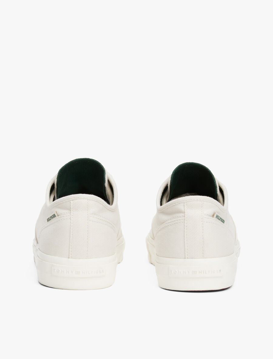 canvas-sneaker mit geprägtem logo