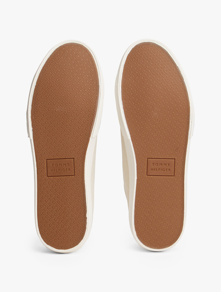 vulcan canvas low top sneaker