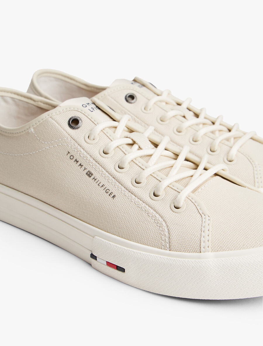 vulcan canvas low top sneaker