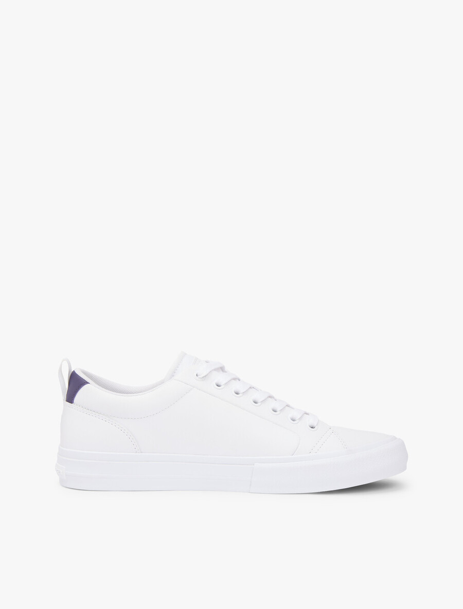 sneaker aus geprägtem leder mit kontrastierender zwischensohle