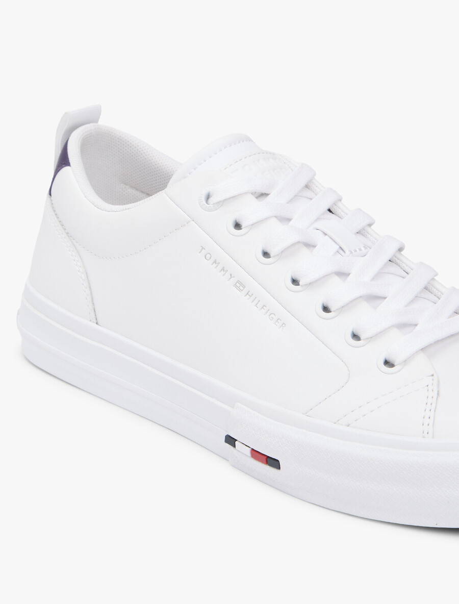 sneaker aus geprägtem leder mit kontrastierender zwischensohle