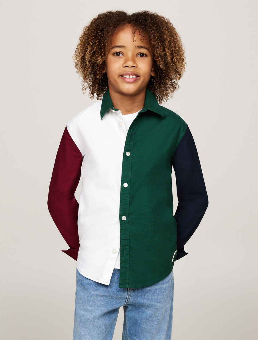 jungen-shirt mit farbblockmuster